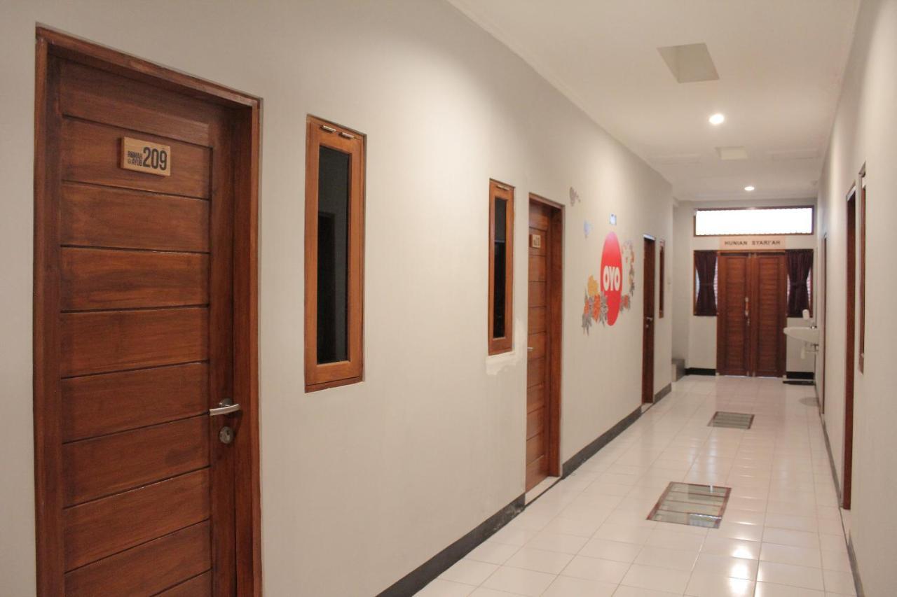 OYO 121 Rumah Ayub Syariah Hotel Jakarta Luaran gambar