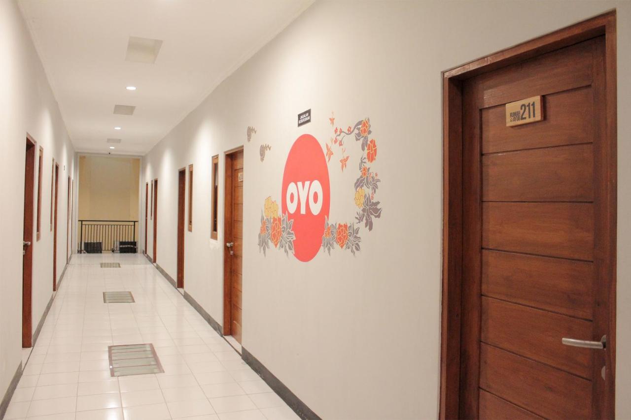 OYO 121 Rumah Ayub Syariah Hotel Jakarta Luaran gambar