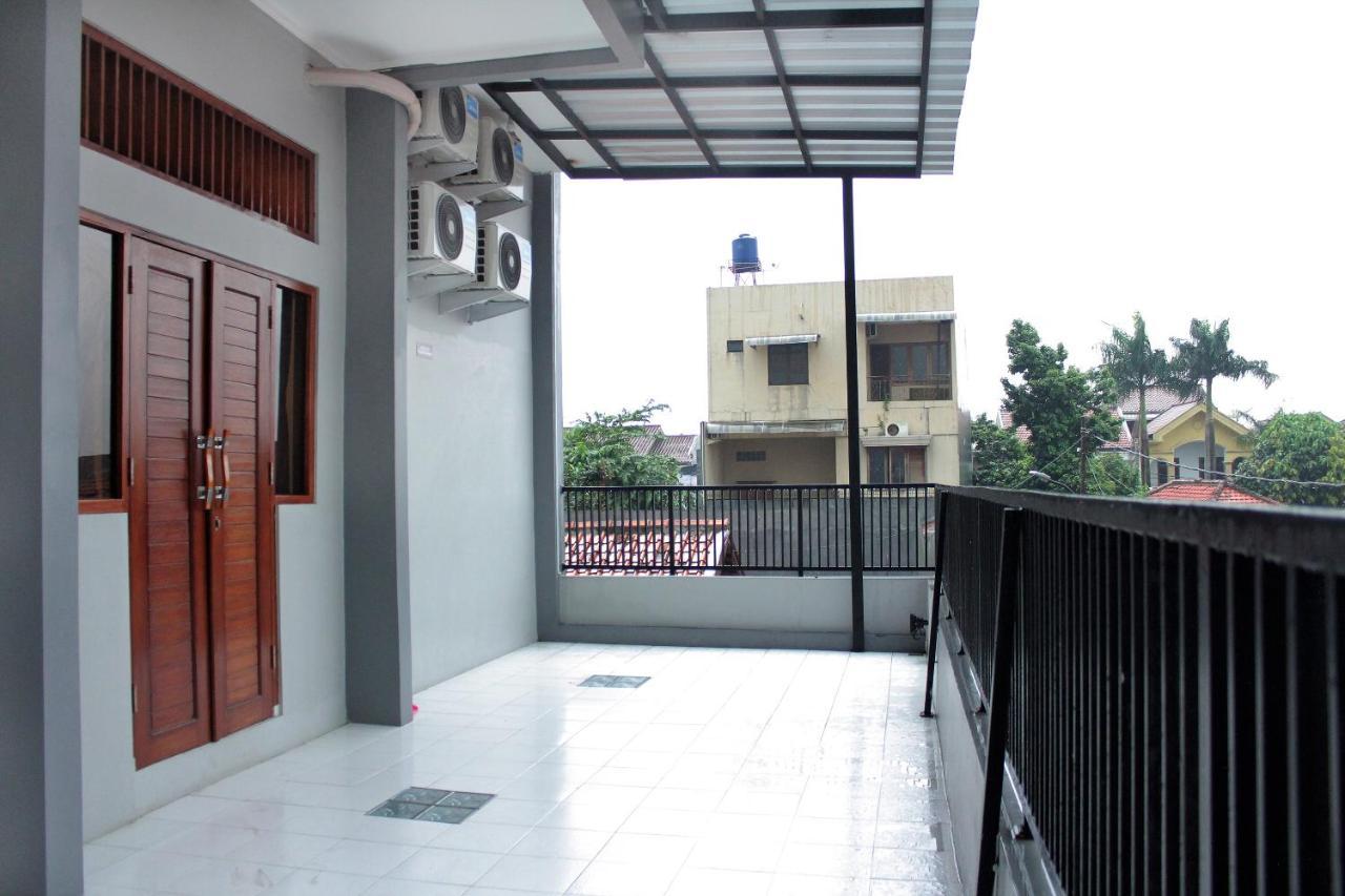 OYO 121 Rumah Ayub Syariah Hotel Jakarta Luaran gambar